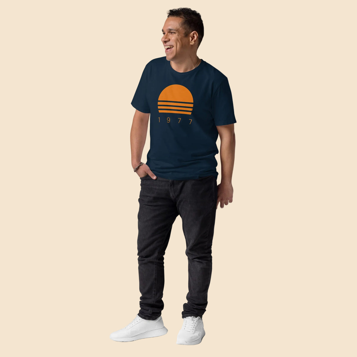 Look casual de verano con camiseta azul marino colección Sunset Collection

