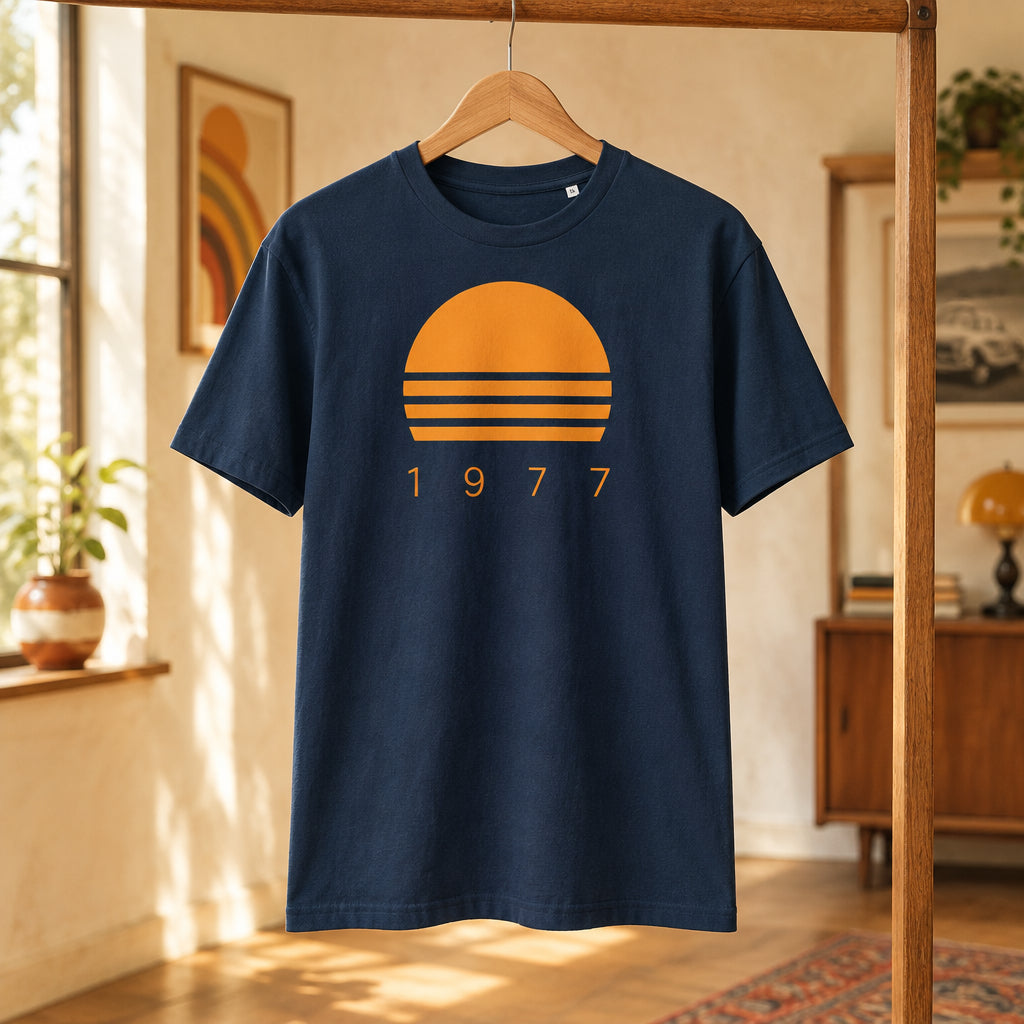 Camiseta azul marino de algodón orgánico con diseño minimalista de sol Sunset 1977 Melian Vintage
