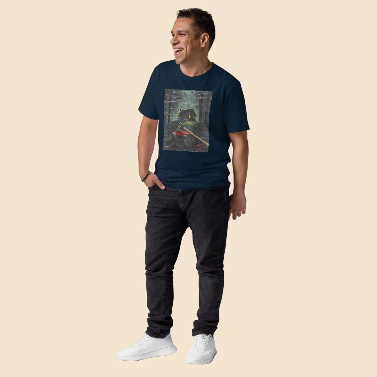 Look casual de Halloween con camiseta azul marino The Cabin en algodón sostenible

