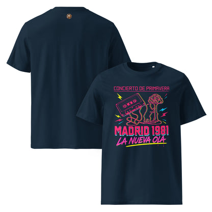 Camisetas oscuras con estampado de casete de neón y oso y el madroño estilo años 80
