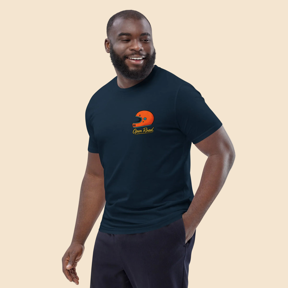 Look motero casual con camiseta azul marino unisex colección Road Trip Americana
