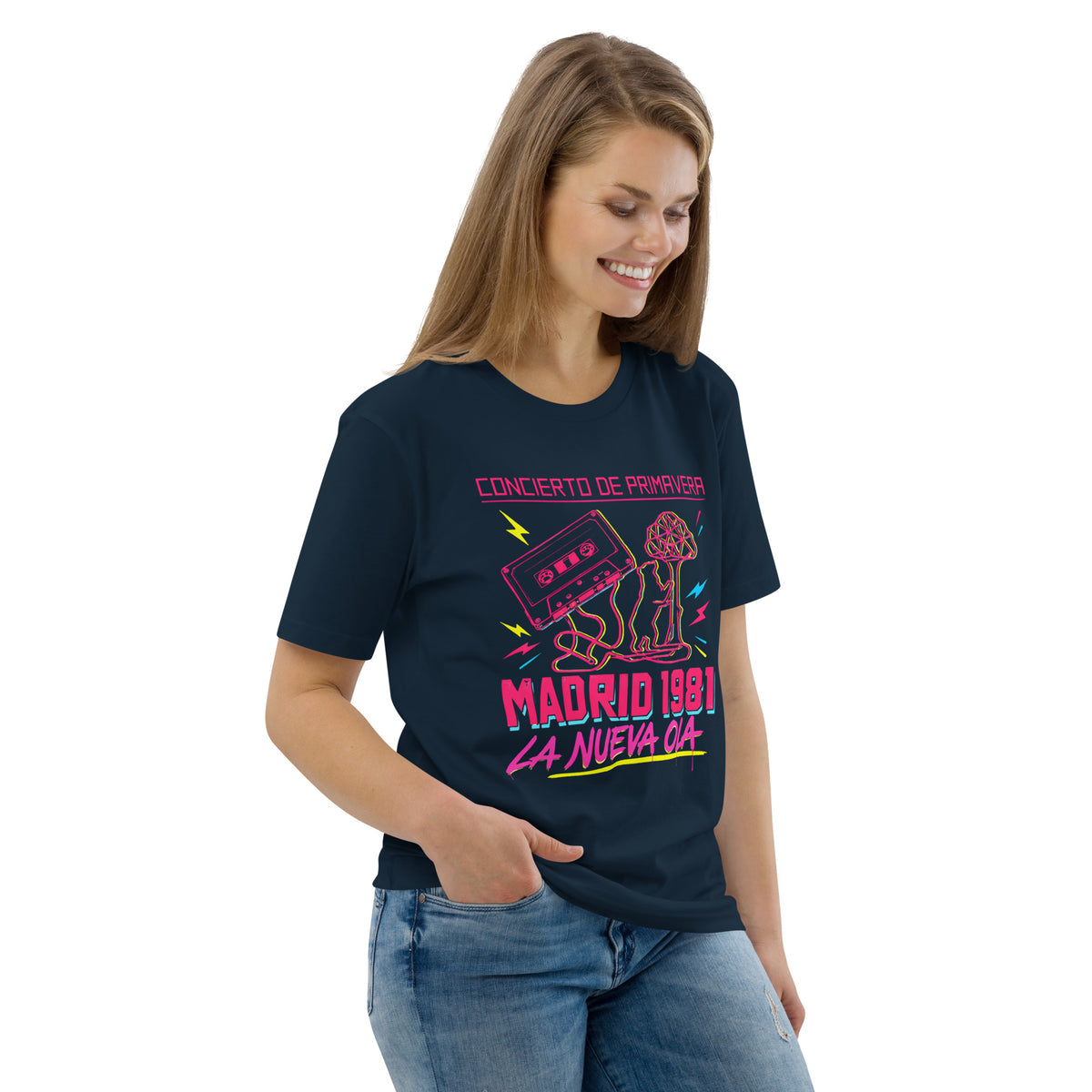 Look ochentero con camiseta azul marino de corte unisex diseño Madrid 1981
