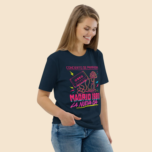 Look ochentero con camiseta azul marino de corte unisex diseño Madrid 1981
