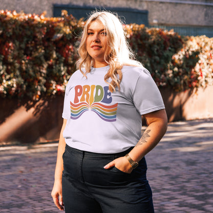 Look casual con camiseta blanca de corte unisex colección Pride & Inclusión
