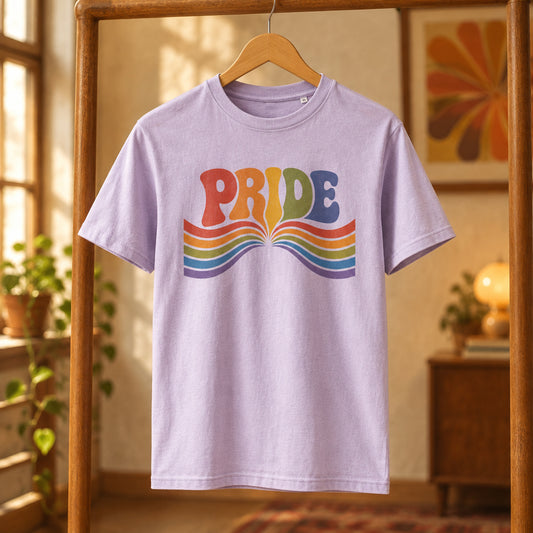 Camiseta color lavanda de algodón orgánico con tipografía psicodélica Groovy Pride Melian Vintage
