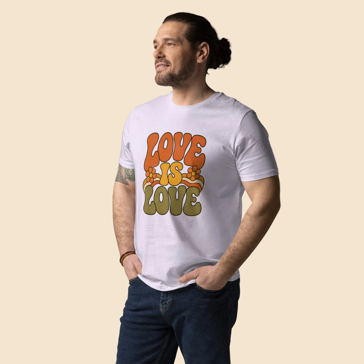 Modelo masculino con camiseta blanca estampada estilo groovy de los años 70
