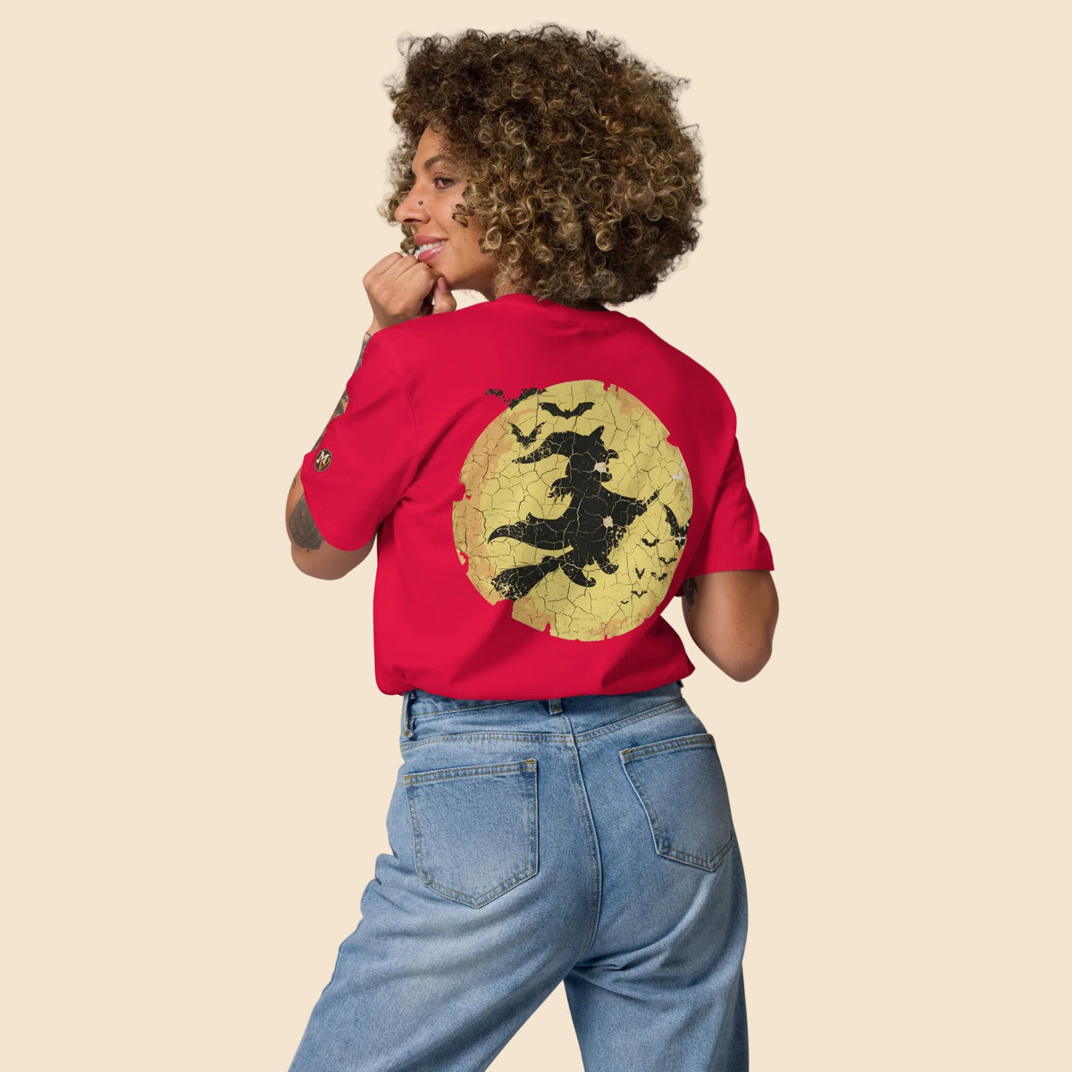 Look femenino con camiseta roja y diseño de bruja agrietada estilo Halloween vintage
