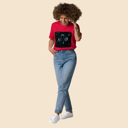 Chica vistiendo camiseta retro horror Live Feed estilo vintage años 80
