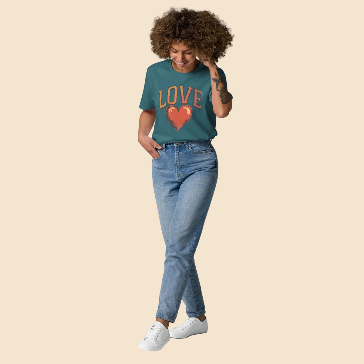 Chica vistiendo camiseta azul petróleo con estampado vintage de amor
