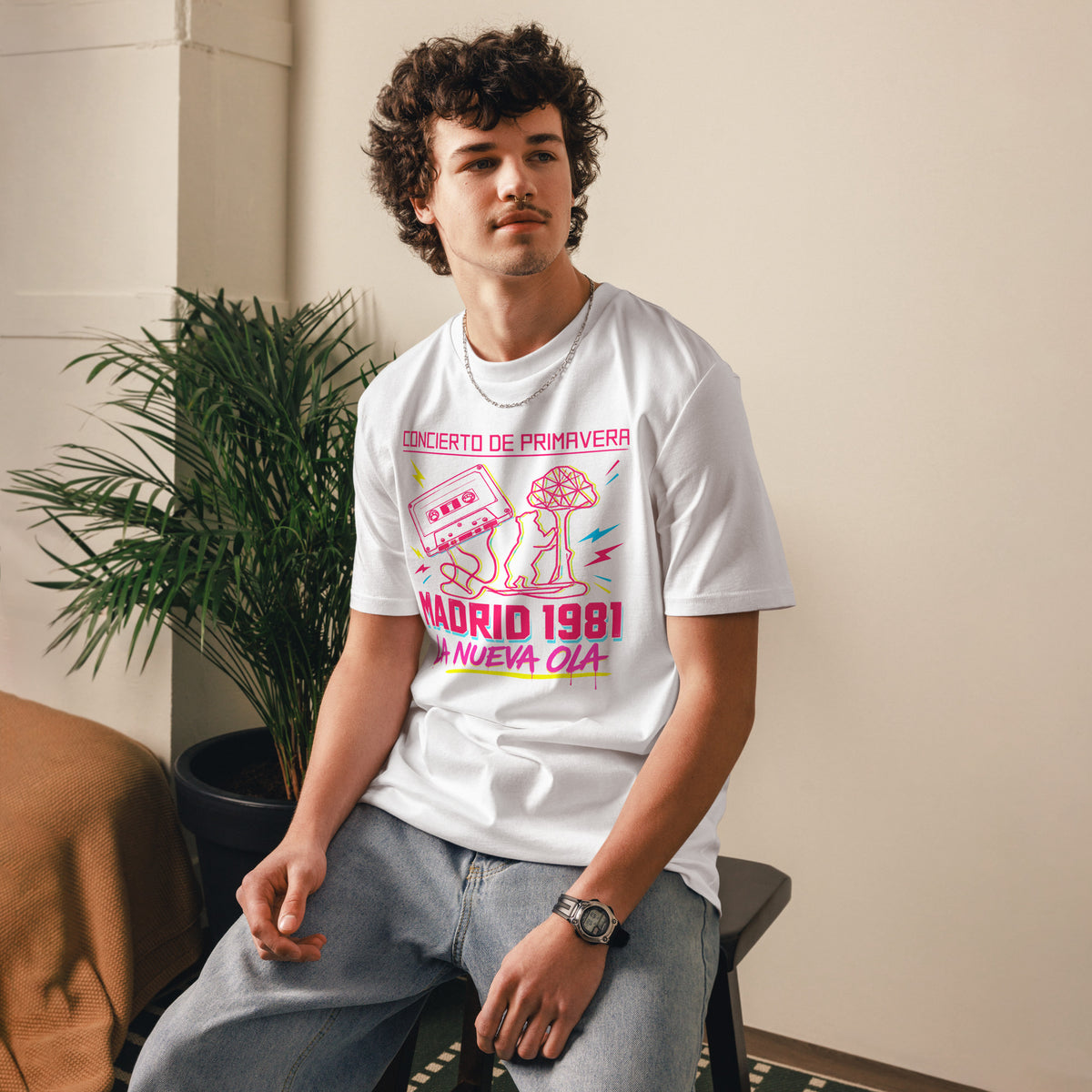 Modelo vistiendo camiseta blanca con gráfico pop de casete y concierto de 1981
