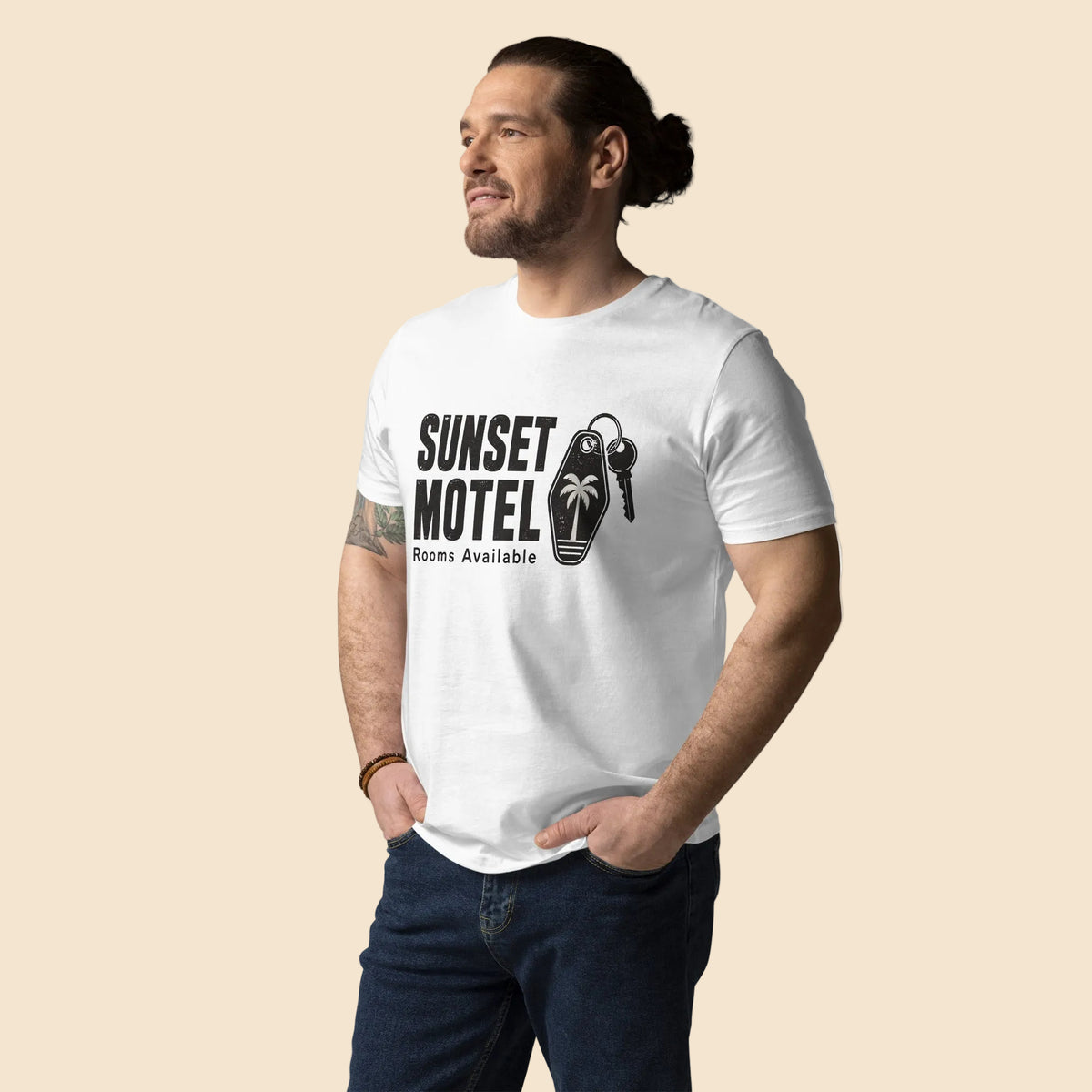 Modelo masculino con camiseta blanca de algodón sostenible y gráfico retro de carretera
