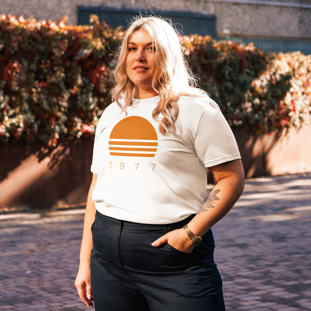 Estilo streetwear limpio con camiseta blanca estampada colección California Vintage
