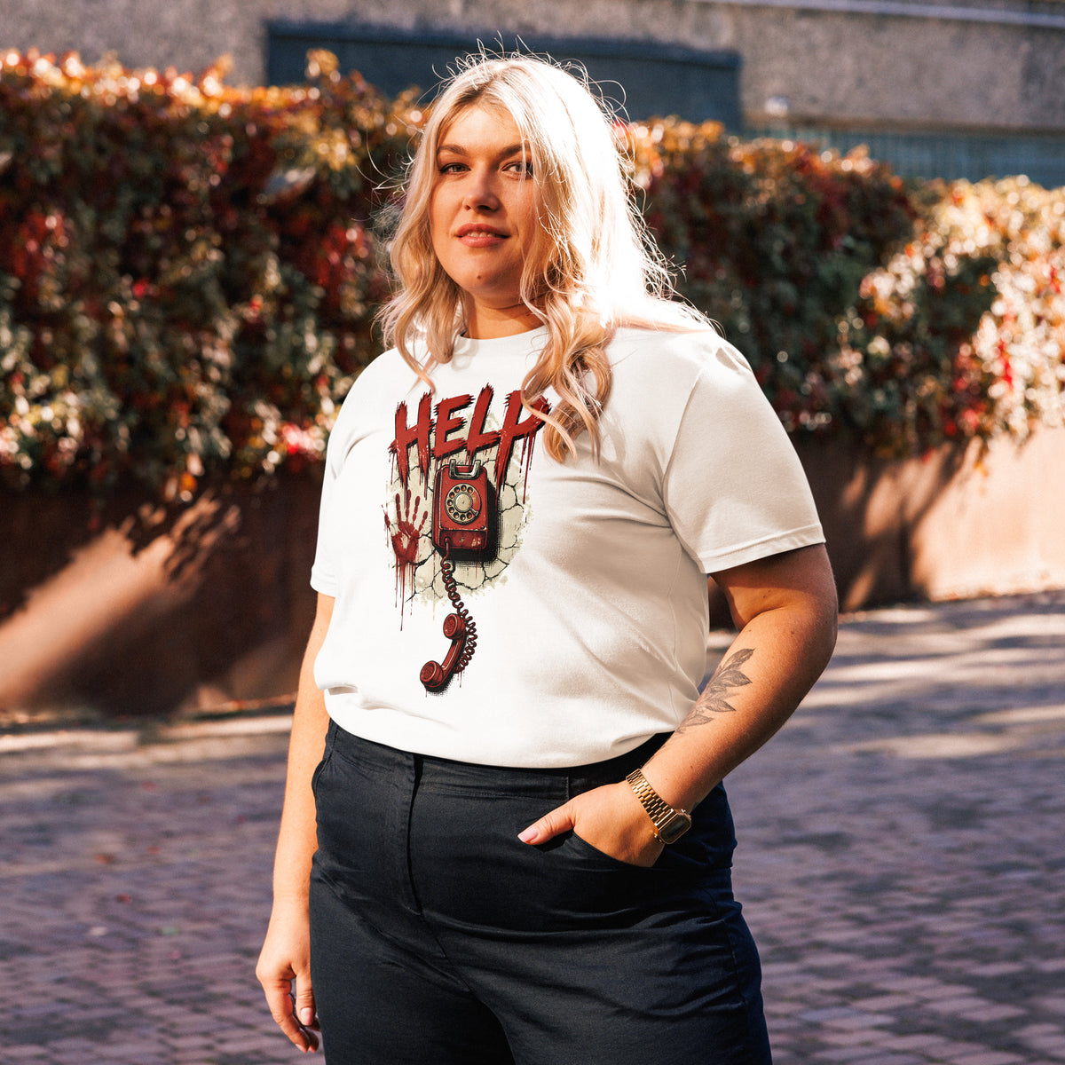 Estilo streetwear de Halloween con camiseta blanca estampada
