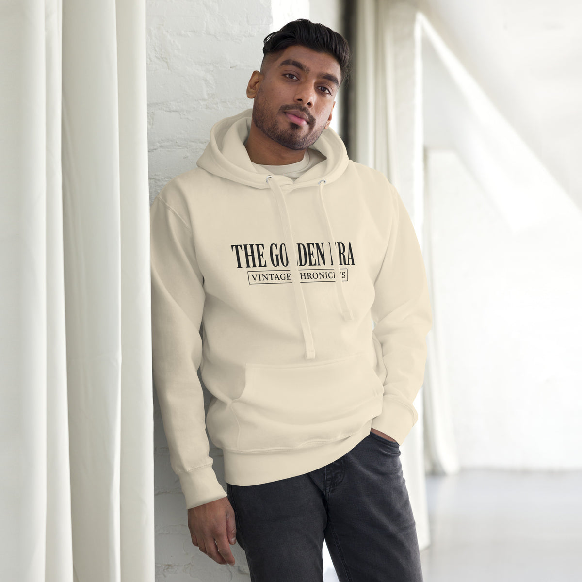  Hombre con sudadera color avena premium y estampado The Golden Era.