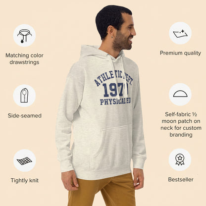 Hombre vistiendo sudadera con gráfico clásico de educación física.