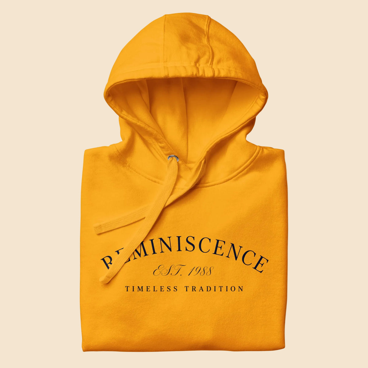 Detalle frontal de la sudadera mostaza premium con capucha anatómica de 3 paneles.