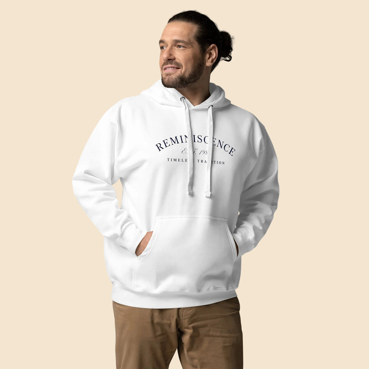 Hombre con sudadera blanca de alta gama y diseño minimalista clásico.