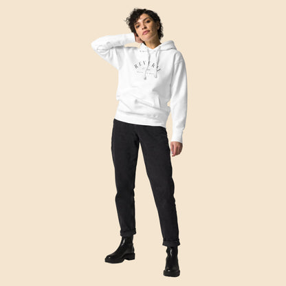 Modelo  de pie luciendo sudadera blanca premium de estética elegante.
