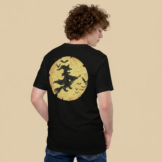 Hombre con camiseta negra vintage de bruja sobre luna cuarteada y murciélagos