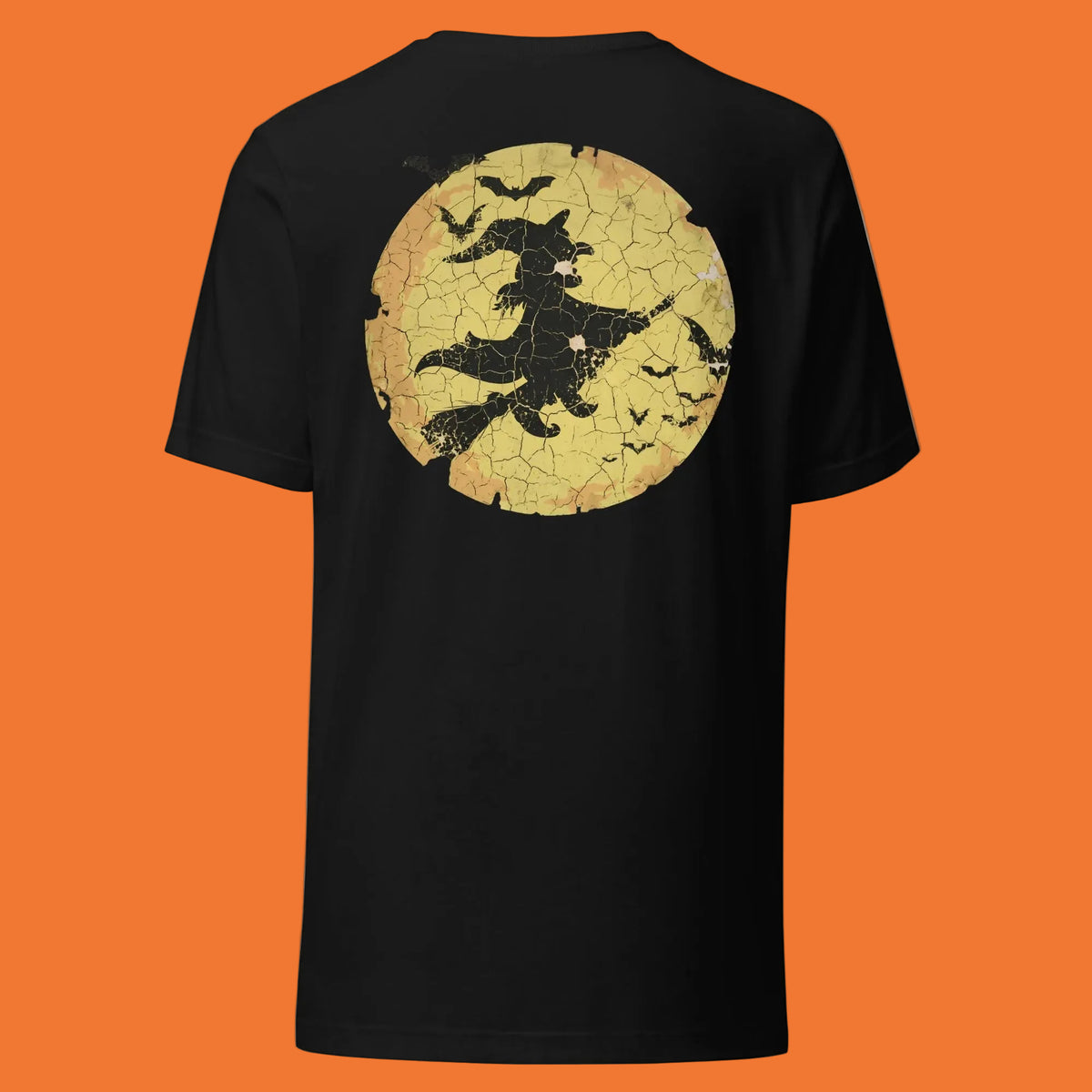 Camiseta negra  con diseño vintage de una bruja volando sobre una luna cuarteada y murciélagos