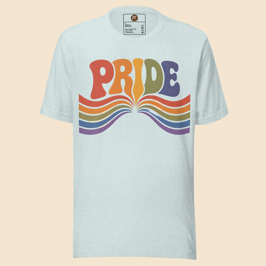 Camiseta de manga corta unisex en color azul claro con diseño frontal retro Pride de ondas arcoíris de los años 70.