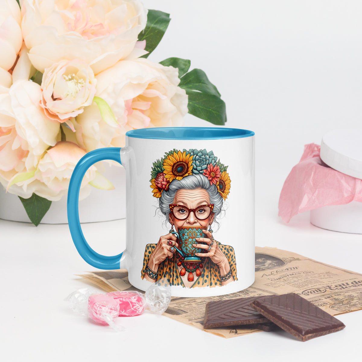 Taza de cerámica con mujer boho y flores colocada sobre una mesa junto a elementos decorativos