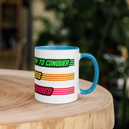 Taza de cerámica con diseño gaming retro y mensaje In Progress junto a una escena de café.