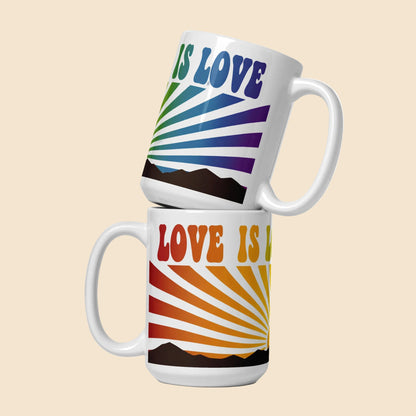 Taza de cerámica blanca brillante con diseño Pride Love Is Love y rayos arcoíris estilo retro de los años 70.