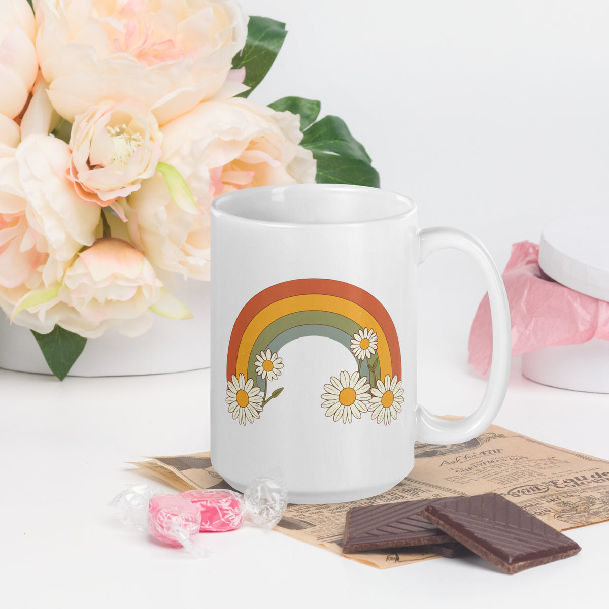 Taza de cerámica blanca con diseño floral de arcoíris retro junto a flores